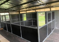 Écurie temporaire pour événements, box modulaire portable pour chevaux, structure robuste antirouille, panneaux latéraux en HDPE anti-chocs