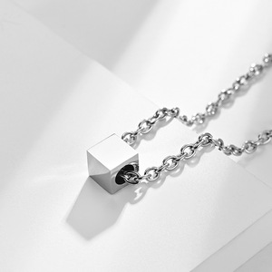 Collar Minimalista Unisex con Colgante Geométrico Cuadrado de Acero Inoxidable, Cadena para Suéter de 3x605cm - Product Image 4