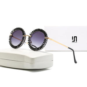 แว่นกันแดดผู้หญิงสไตล์ยุโรปอเมริกันแบบใหม่ ประดับคริสตัล ป้องกันรังสียูวี 400 กรอบโลหะสีดำ รุ่น Z839 ประเภท 3 - Product Image 4