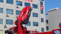 Howo TX 8x4 avec moteur 350 CV, structure supérieure équipée d'une grue à bras articulé de 28 m pour opérations de levage en espace restreint