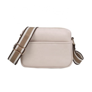Bolsos cruzados de piel sintética para mujer, a la moda, al por mayor, con cadenas, impermeables, para uso diario - Product Image 1