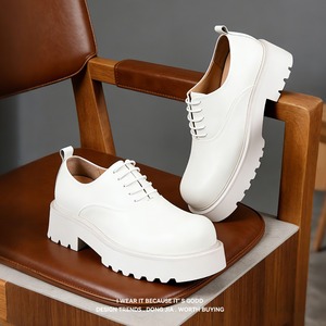 Zapatos de tacón alto blancos de diseño original para hombre con un sofisticado estilo británico, en cuero de grano completo tanto por dentro como por fuera. - Product Image 3