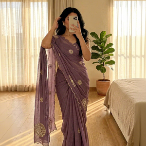 Sari Rangoli Crush con borde Cutdana Khatli hecho a mano, adornos pesados de Cutdana, Moti y espejos auténticos, 2 Butta grandes en Pallu, con blusa. - Product Image 1