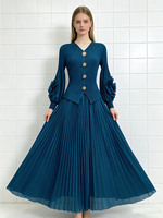 Robe longue plissée élégante et décontractée en mousseline tissée rose unie, coupe trapèze, taille naturelle, manches à volants, détail boutonné, pour soirée et printemps