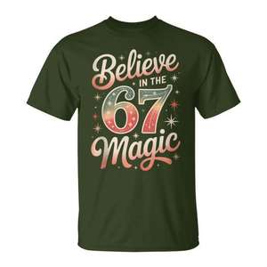 T-shirt de Noël vintage Believe In The 67 Magic - Product Image 1