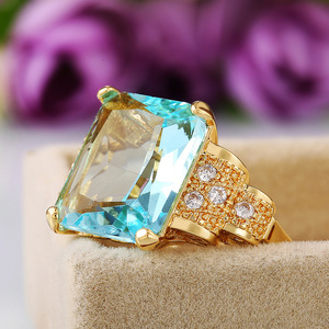 Anello da Cocktail F620 per Donna in Oro Massiccio 18K con Topazio Taglio Smeraldo, Design Geometrico, Gioiello Raffinato per Fidanzamento - Product Image 2