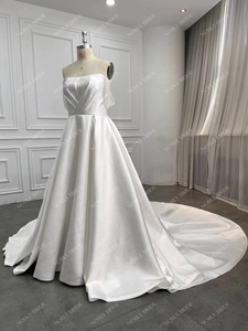 <span class=keywords><strong>Robe</strong></span> élégante en satin blanc avec corsage structuré sans bretelles et jupe trapèze avec manches perlées et épaules dénudées avec <span class=keywords><strong>voile</strong></span> - Product Image 2