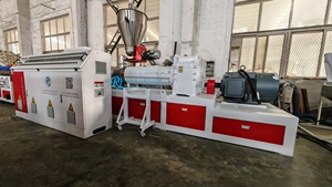 Nouvelle extrudeuse bivis automatique UPVC WPC avec une production de 700 kg/h pour cadres et plaques de portes, pompe incluse - Product Image 2