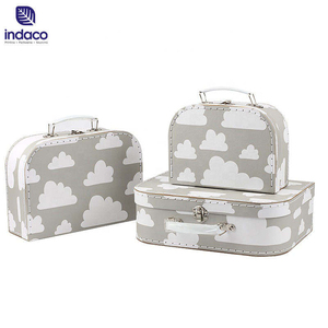 Nueva maleta de papel de cuero marrón de alta calidad con diseño personalizado para empaque de regalos infantiles. - Product Image 1