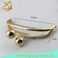 Usine directe 13*5cm cadre en métal doré avec boule de baiser pièce de monnaie chaussette fermoir sac partie et accessoire