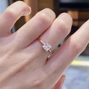 Anillo de Aniversario de Estilo Sencillo Personalizado en Oro Sólido de 18K con Moissanita de Corte Princesa de 1ct, Color D, Certificado IGI y Engaste de Garras - Product Image 3