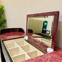 Coiffeuse de luxe pour chambre d'hôtel avec cadre en bois de noyer, plateau en marbre incrusté de nacre et miroir pliable