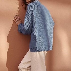 <span class=keywords><strong>Pull</strong></span> surdimensionné décontracté pour femmes avec logo en relief manches chauve-souris col montant <span class=keywords><strong>pull</strong></span> hauts <span class=keywords><strong>pull</strong></span> en tricot épais - Product Image 1
