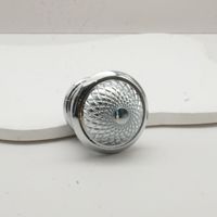 Bouchon de flacon de parfum de luxe en gros, design floral élégant, alliage de zinc doré Zamac 46g, fermeture à sertir anti-déversement, col de 15 mm