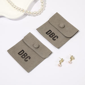 Pochette à bijoux personnalisée en microfibre grise avec bouton-pression, sac enveloppe doux pour bracelets, boucles d'oreilles et colliers - Product Image 2