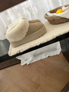 Botas de nieve de lujo para mujer, hechas a medida, con el último estilo, engrosadas para mayor calidez, antideslizantes, botas de suela gruesa a la moda. - Product Image 4