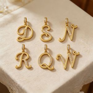 Ciondoli con 26 Lettere Placcati <span class=keywords><strong>in</strong></span> <span class=keywords><strong>Oro</strong></span> con Zirconi, Pendenti Alfabetici Iniziali per Creazione di Gioielli Fai-da-Te, Accessori per Collane e Bracciali da Donna - Product Image 1
