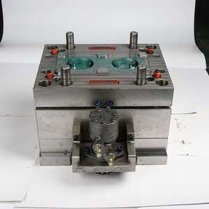 Moule de moulage par injection personnalisé pour pièces de dispositifs médicaux avec résistance à l'usure et traitement par trempage - Product Image 1
