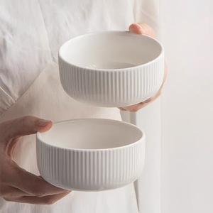 Ciotola in ceramica con goffratura retrò stoviglie bianche semplici in stile in stile domestico 4.5 pollici ciotola con motivo verticale per insalata di riso - Product Image 1