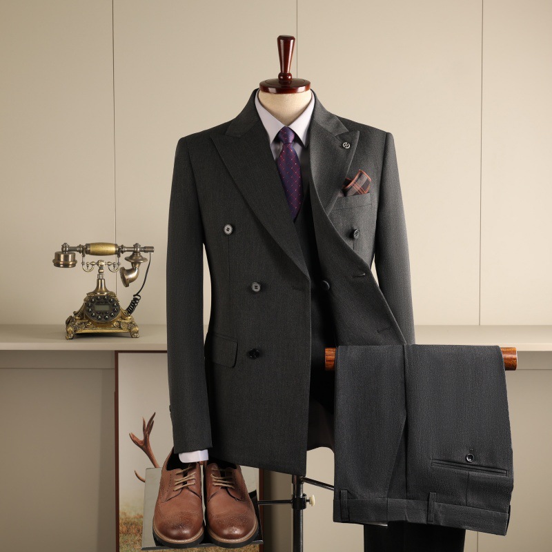 Gilet et pantalon de costume gris foncé