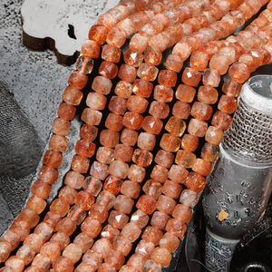 Perles carrées facettées en pierre de soleil naturelle dorée de 4 mm pour la fabrication de bijoux - Vente en gros - Product Image 3