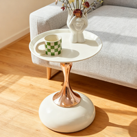 Table basse et table de chevet modernes en fer forgé couleur crème avec rangement pour petits appartements