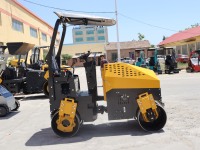 Compacteur vibrant compact YSZ 2 de 2 tonnes 12 kW, châssis étroit pour un accès facile aux travaux de remblaiement de fosses de canalisations