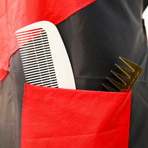 Capa de peluquería negra y roja, material textil antiadherente para el cabello, para uso en salón - Product Image 2