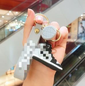 ZY0427A simulación de dibujos animados 3D zapatos de baloncesto llavero bolsa colgante muñeca máquina colgante llavero moda zapato llavero - Product Image 6
