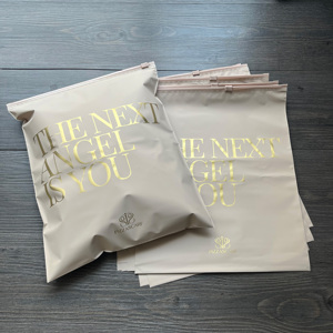 Sacs d'emballage beiges avec logo personnalisé, sacs à fermeture éclair pour vêtements, sacs à fermeture éclair imperméables et résistants aux déchirures, sacs à fermeture éclair mats sans trous d'aération - Product Image 1
