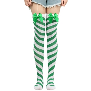 Chaussettes de Noël pour femmes à rayures diagonales rouges avec détail nœud, bas doux mi-cuisses pour fêtes de fin d'année et mode hivernale festive - Product Image 6