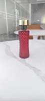 Flacon d'essence en verre cannelé transparent rouge de 100 ml, emballage cosmétique personnalisé en verre pour crème de soin avec bouchon à vis
