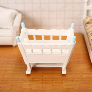 Cuna en miniatura para casa de muñecas 1:12, con pilares azules y rosas, simulando una cuna de bebé. - Product Image 4
