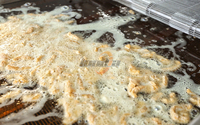 Friteuse industrielle à bande continue pour aubergines, boulettes de viande, pommes de terre, à gaz, avec système de circulation et de filtration d'huile