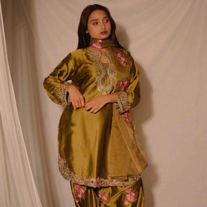 Salwar Kameez Dorado para Mujer, Bordado Floral Rosa, Largo hasta el Tobillo, Estilo Tradicional Indio Pakistaní, para Bodas y Fiestas, Corte Regular - Product Image 1
