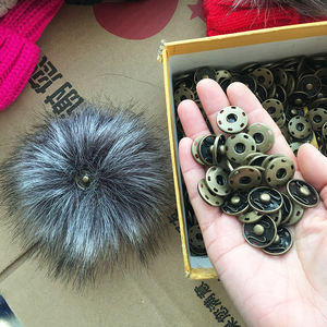 Vendita calda della fabbrica all'ingrosso pelosa palla di pelliccia sintetica con fibbia cappello superiore decorazione pompon imitazione pelliccia di procione <span class=keywords><strong>volpe</strong></span> - Product Image 5