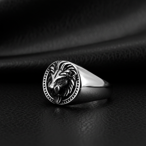 Bague unisexe en acier inoxydable 316 avec sceau de lion gothique, large bande, textures contrastées, style punk sombre et élégant - Product Image 1