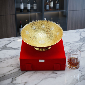 Tazón de lujo CH con relieve dorado y diseño floral en caja roja para bebidas o almacenamiento de alimentos - Product Image 1