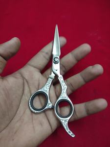 Tijeras de peluquería de titanio con borde de maquinilla de afeitar profesional de acero japonés J2 (6,5 ") - Product Image 5