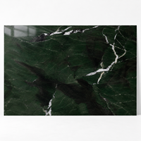Dalle en pierre frittée aspect marbre vert avocat foncé brillant poli 1600x3200 avec veines or blanc grand format