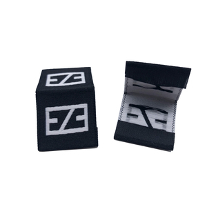 Etiqueta de camiseta Logotipo de marca personalizado Etiqueta tejida Etiquetas de dobladillo para ropa - Product Image 1