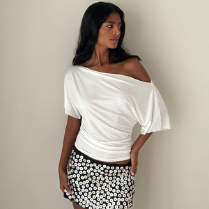 欧米のクロスボーダー女性服夏の新無地スラントカラーバットシャツプリーツトップス - Product Image 1