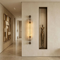 Applique murale longue en albâtre, lampe murale LED moderne de luxe en laiton, luminaire mural vertical en marbre de designer pour la décoration de villas, hôtels et couloirs
