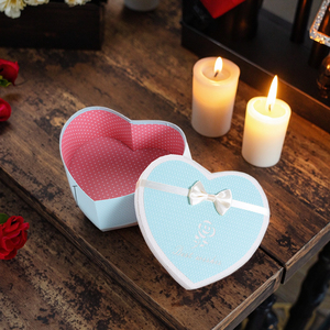 กล่องกระดาษแข็งทรงกระบอกพกพาคุณภาพพรีเมียม ฝาปิดแบบกำหนดเอง ดีไซน์พิมพ์ลายโรแมนติก พร้อมลายนูนและบุฟองน้ำ - Product Image 1