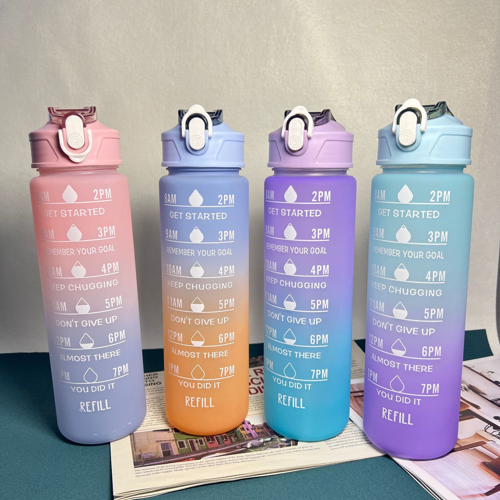 ขายร้อน 900ml พลาสติกฟิตเนสกีฬาขวดน้ําพร้อมเครื่องหมายเวลาสร้างแรงบันดาลใจดื่มขวด