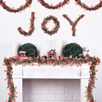 Nouvelles décorations de Noël : guirlandes en tinsel, chaussettes du Père Noël, bonbons en forme d'homme en pain d'épices, guirlandes suspendues pour fête de Noël