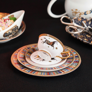Service de table de luxe en porcelaine fine de 10 pouces, assiettes et bols ronds en porcelaine avec motif cheval pour usage domestique - Product Image 5