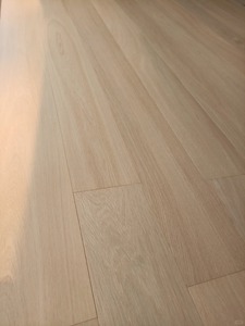 Plancher en planche de bois <span class=keywords><strong>massif</strong></span> de 0.75 pouces au design moderne conçu avec la technique brossée - Product Image 4