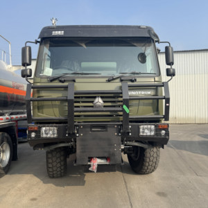 Camión Cisterna de Combustible SINOTRUK de China, de un Solo Eje, 4WD, 10000L-20000L, Camión Cisterna de Aceite para Carretera con Tracción 4x4 - Product Image 2