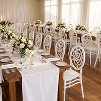 Chaise de mariage empilable en plastique PP blanc avec dossier en forme de rose pour salle de banquet